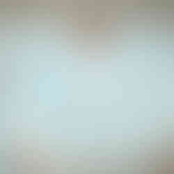 Familia en bautizo, vestidos de blanco