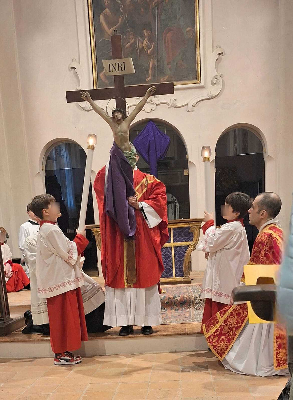 Il celebrante svela la Croce