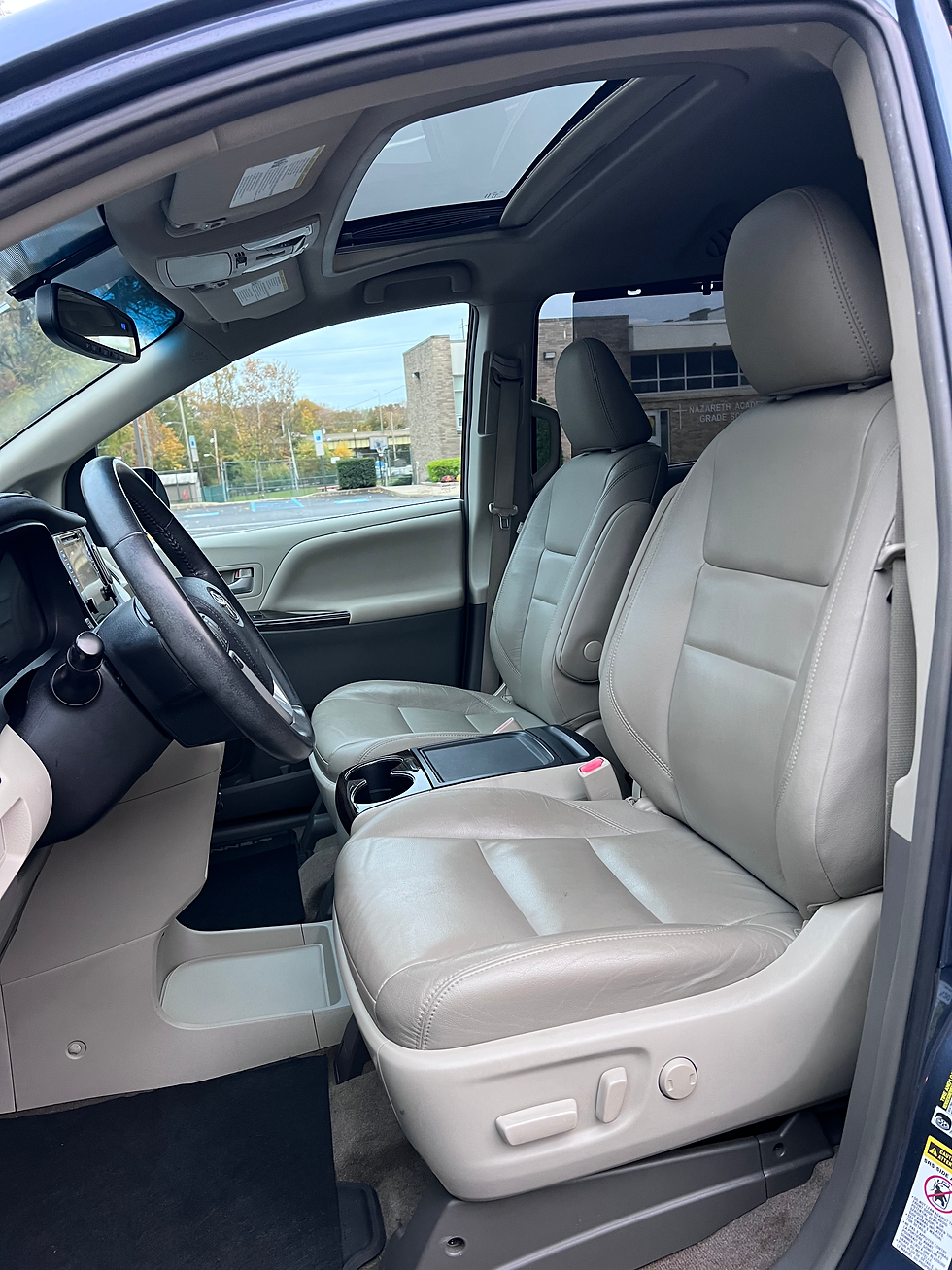 Thumbnail: 2016 Toyota Sienna ● 81,000 miles