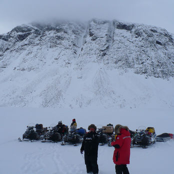 Expédition avec sledge motoneige