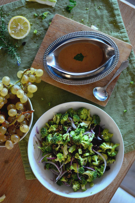 Brócoli con salsa tahini al limón