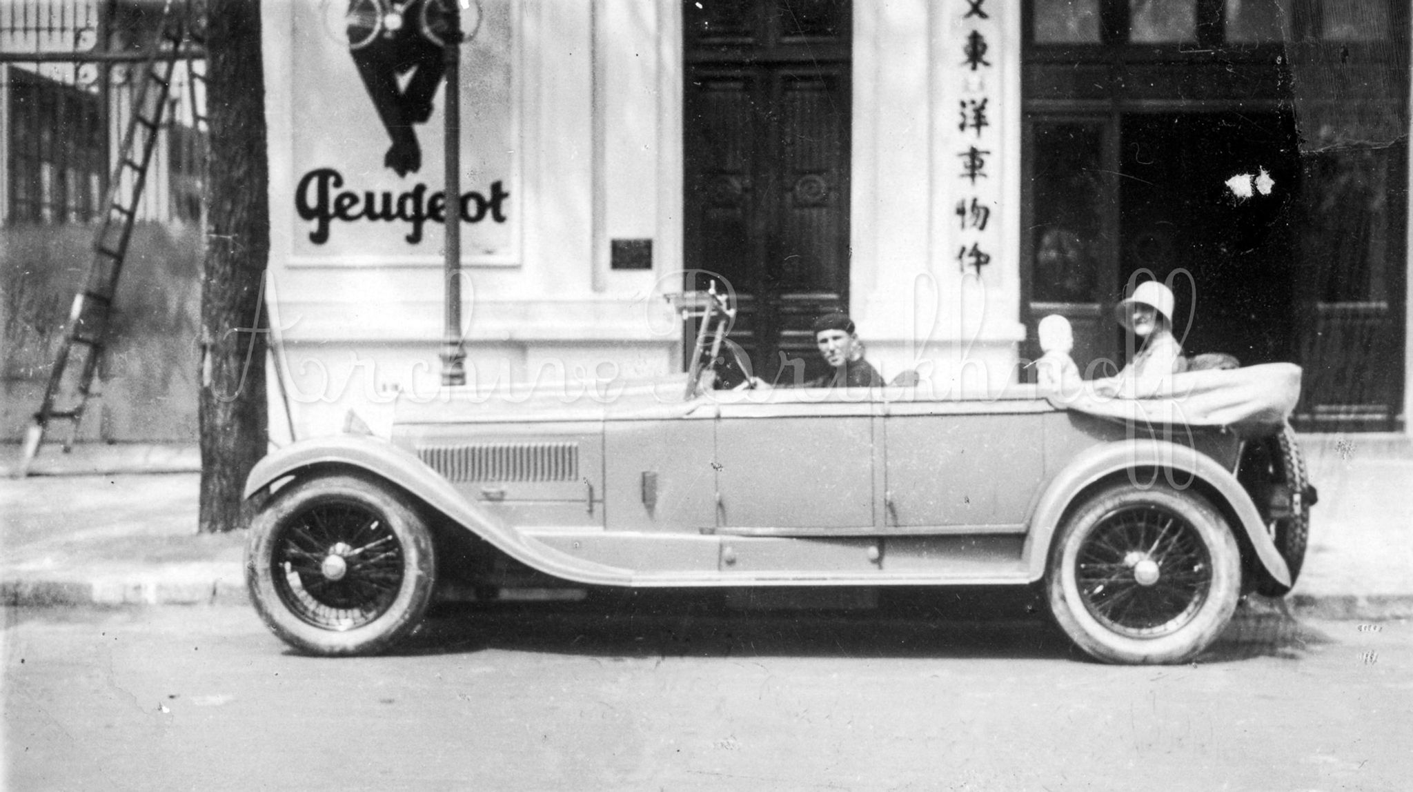 Bugatti 3 Litres devant Peugeot Saïgon Indochine 1929 Vietnam