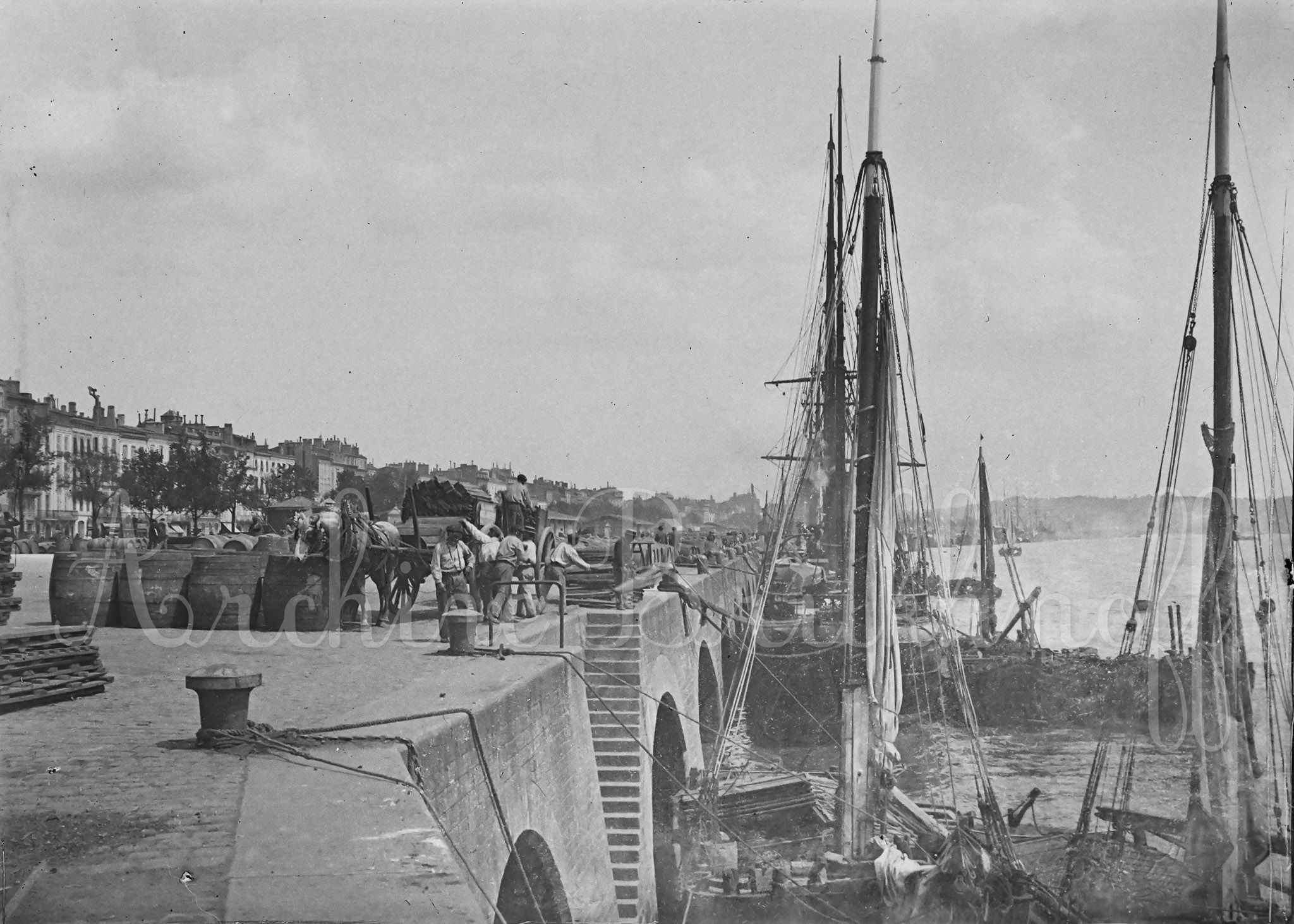 chargement de gabare aux Chartrons  à Bordeaux  vers 1890