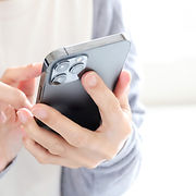 電話を掛ける女性