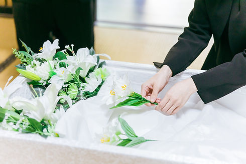 棺にお花を供える