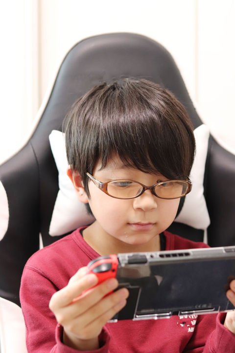 ゲームをする男の子