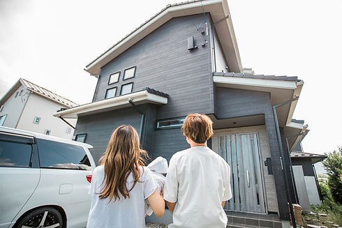 新築のマイホームを建てた夫婦