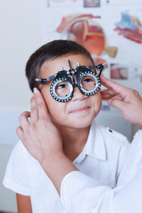 視力検査中の男の子