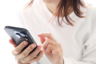 スマートフォンを操作する女性