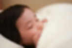 寝ているこども