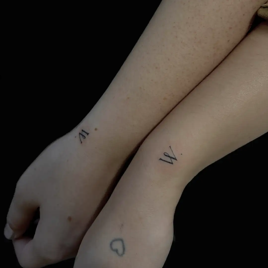 Initialen-Tattoos „W.“ und „A.“ auf den Handgelenken – walk-in Köln | Initials tattoo “W.” and “A.” on wrists – walk-in tattoo Cologne
