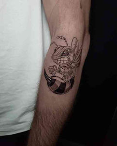 6ink9 Tattoo Studio: Bienen- und Wespen-Cartoon Tattoo mit Insekten und Mikro-Realistik auf dem Arm, Köln | Bee and Wasp Cartoon Tattoo with Insects and Micro Realism on the Arm, Cologne
