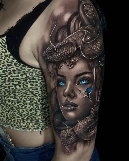 Realistisches Medusa-Tattoo mit blauen Augen und Schlangenhaaren am Arm, gestochen im 6ink9 Tattoo Studio in Köln | Realistic Medusa tattoo with blue eyes and snake hair on the arm, Cologne
