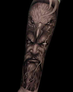 6ink9 Tattoo Studio: Mächtiges Griechischer Krieger und Adler Tattoo auf dem Unterarm, inspiriert von der Mythologie, realistisch und 3D, Köln | Powerful Greek Warrior and Eagle Tattoo on the Forearm, mythology-inspired, realistic and 3D, Cologne