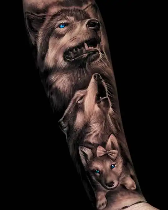 Realistisches 3D-Wolf-Tattoo einer Wolfsfamilie am Unterarm, gestochen im 6ink9 Tattoo Studio in Köln | Realistic 3D wolf tattoo of a wolf family on the forearm, Cologne
