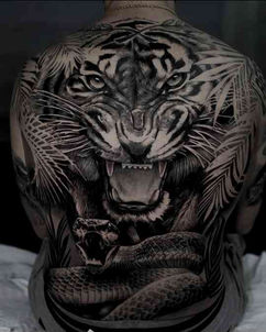 6ink9 Tattoo Studio: Detailliertes und aggressives Tiger und Schlangen Tattoo auf dem Rücken, Köln | Detailed and Aggressive Tiger and Snake Tattoo on the Back, Cologne