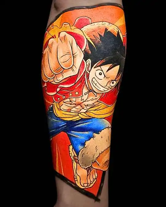 Anime-inspiriertes buntes One Piece Tattoo  auf dem Oberschenkel, gestochen im 6ink9 Tattoo Studio in Köln | Colorful anime-inspired tattoo of a hero on the thigh, Cologne
