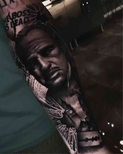Detailliertes realistisches "Der Pate" Portrait Tattoo in Schwarzgrau auf dem Unterarm, Köln | Detailed realistic "The Godfather" portrait tattoo in black and grey on the forearm, Cologne