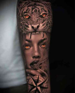 6ink9 Tattoo Studio: Realistisches Tattoo eines Tigers über dem Gesicht einer Frau, ausdrucksstark und detailreich, Köln | Realistic tattoo of a tiger over a woman's face, expressive and detailed, Cologne
