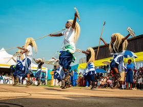hommes et femmes qui font une danse africaine