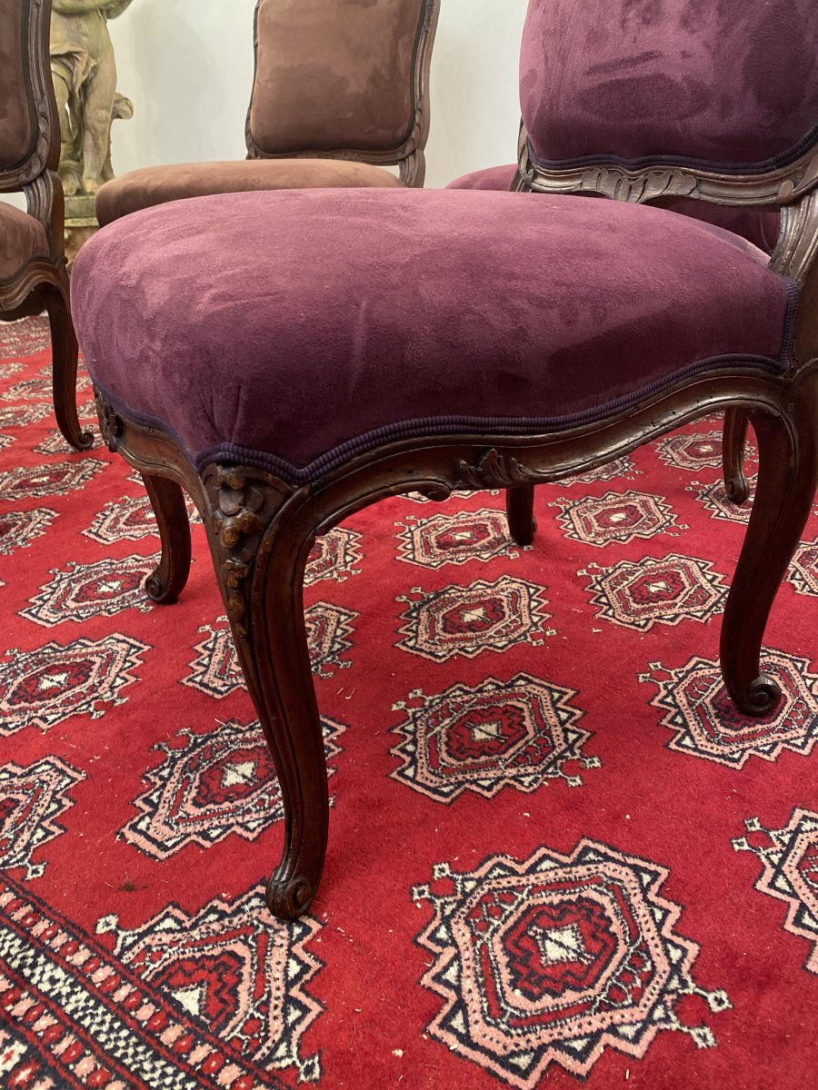 Miniatura: Suite De 4 Larges Chaises En Noyer Sculpte Epoque Louis XV Vers 1730
