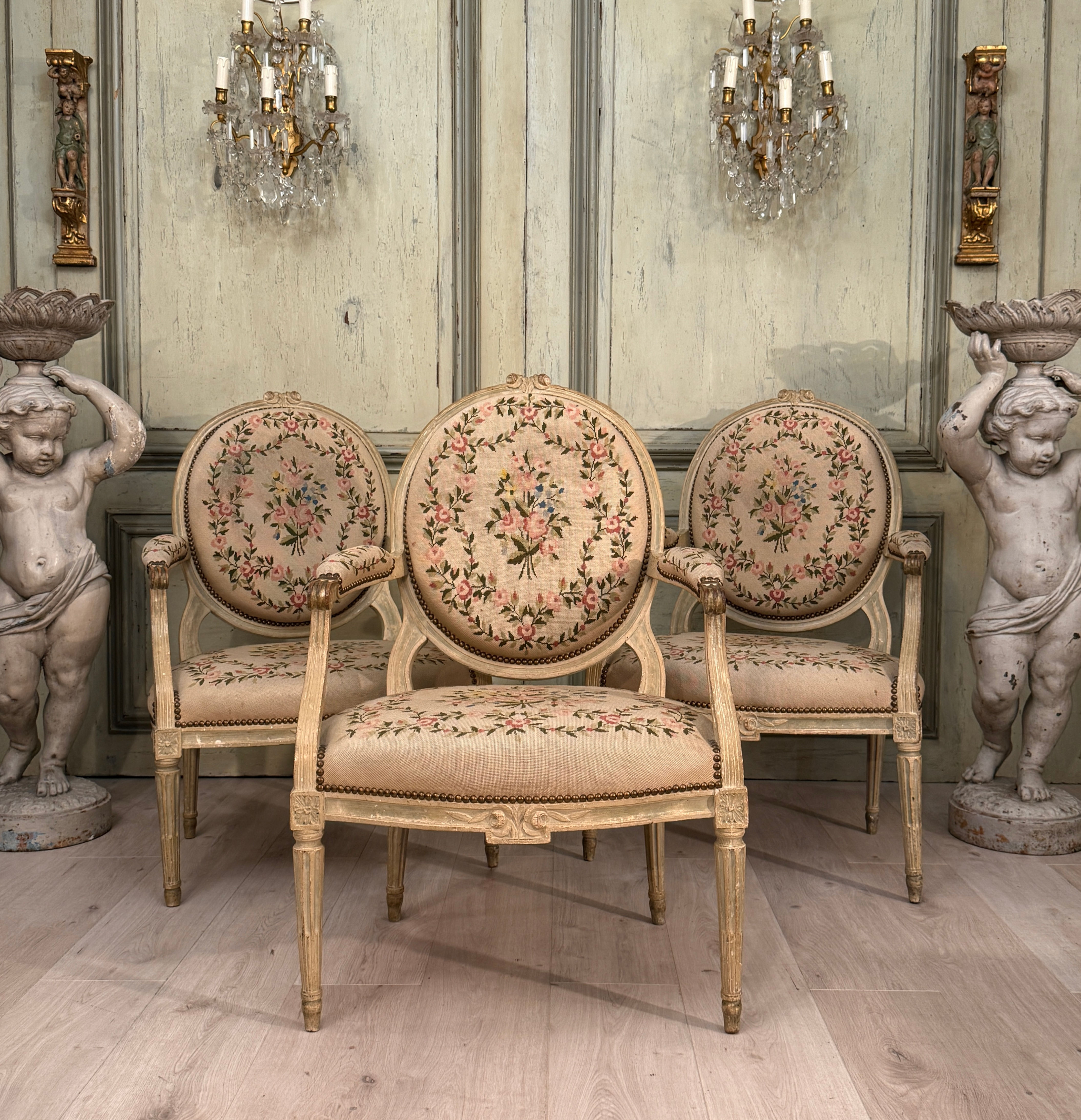 Suite De Trois Fauteuils En Bois Laqué d'Epoque Louis XVI Vers 1780