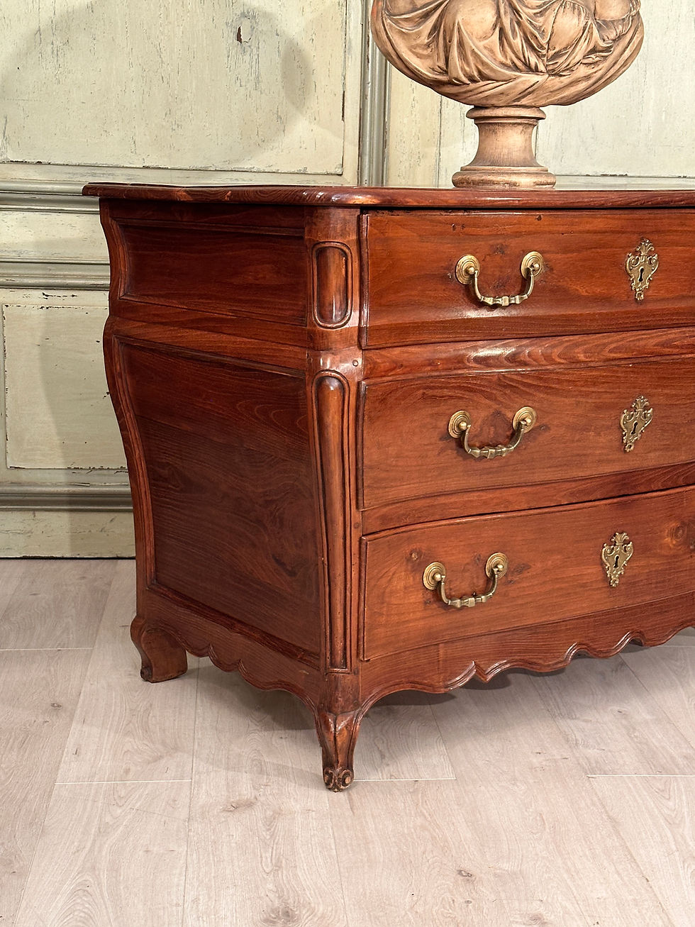 Thumbnail: Commode Tombeau Travail De Port d'Epoque Louis XV Vers 1750