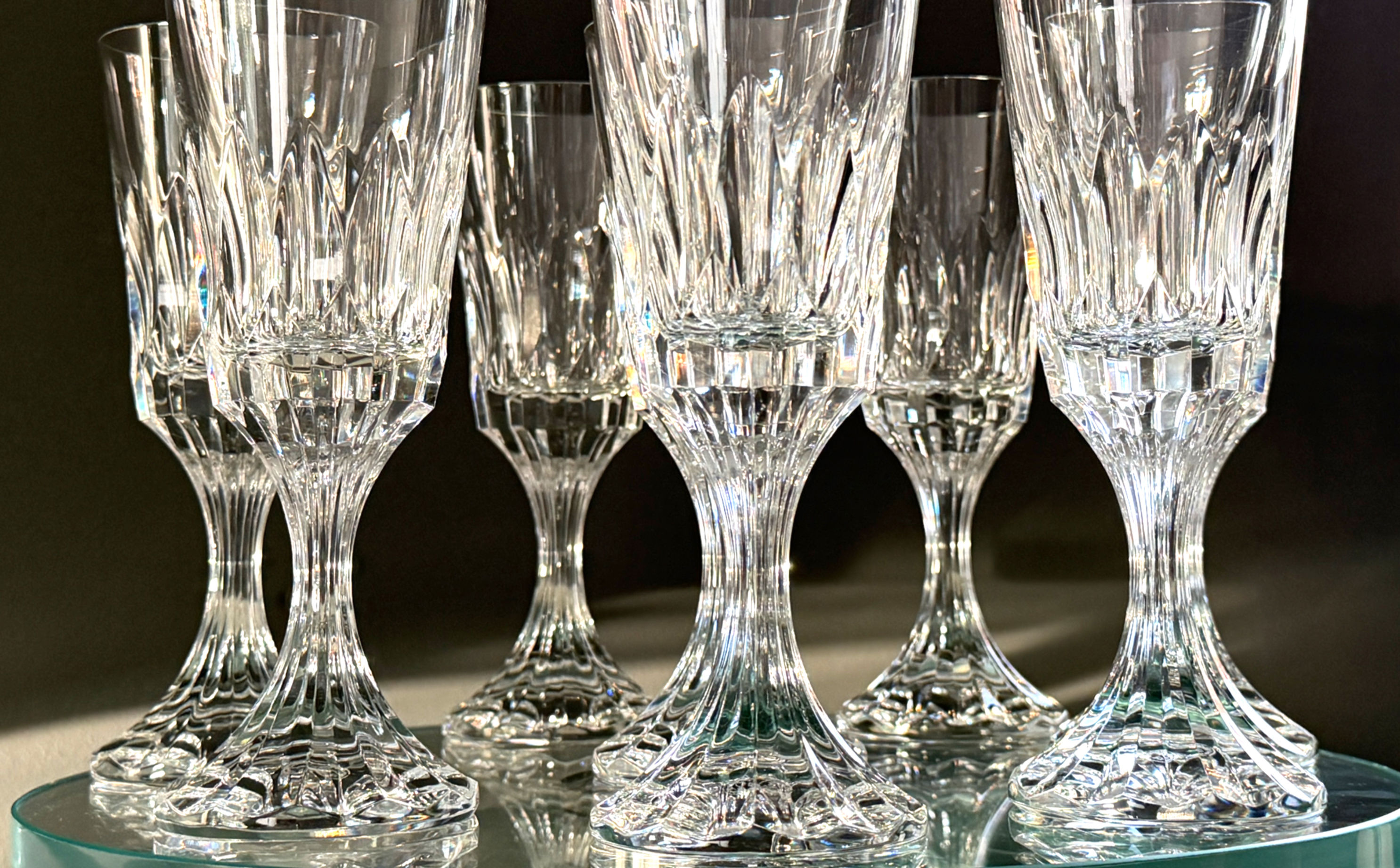 Maison Baccarat, Modèle ASSAS, Série de 8 Verres à Vin Cristal Taillé