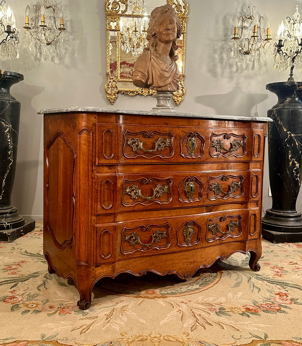 Thumbnail: Commode Arbalète d'Epoque Louis XV Provence, Vers 1750
