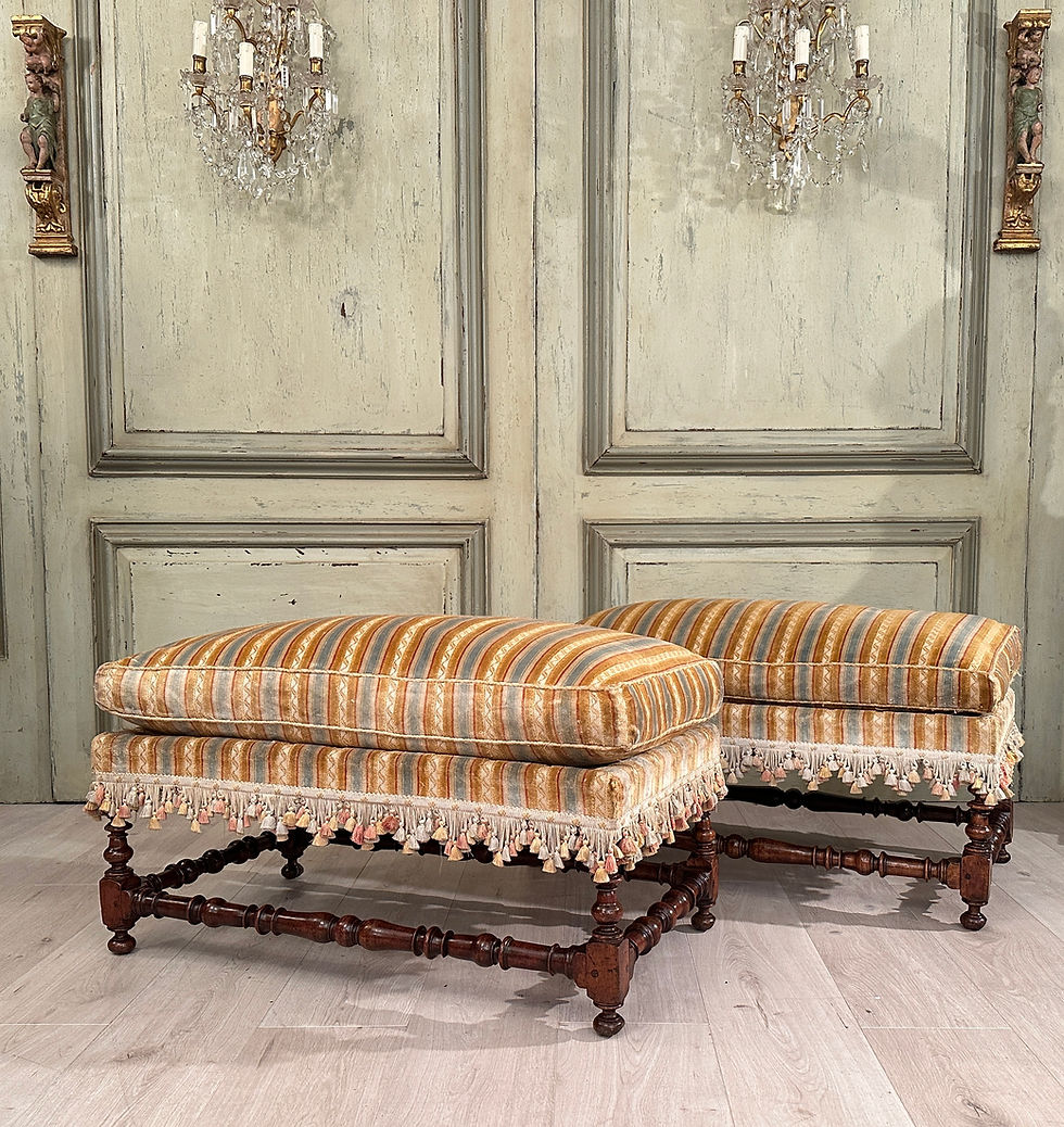 Миниатюра: Paire De Banquettes En Noyer d'Epoque Louis XIV Vers 1680