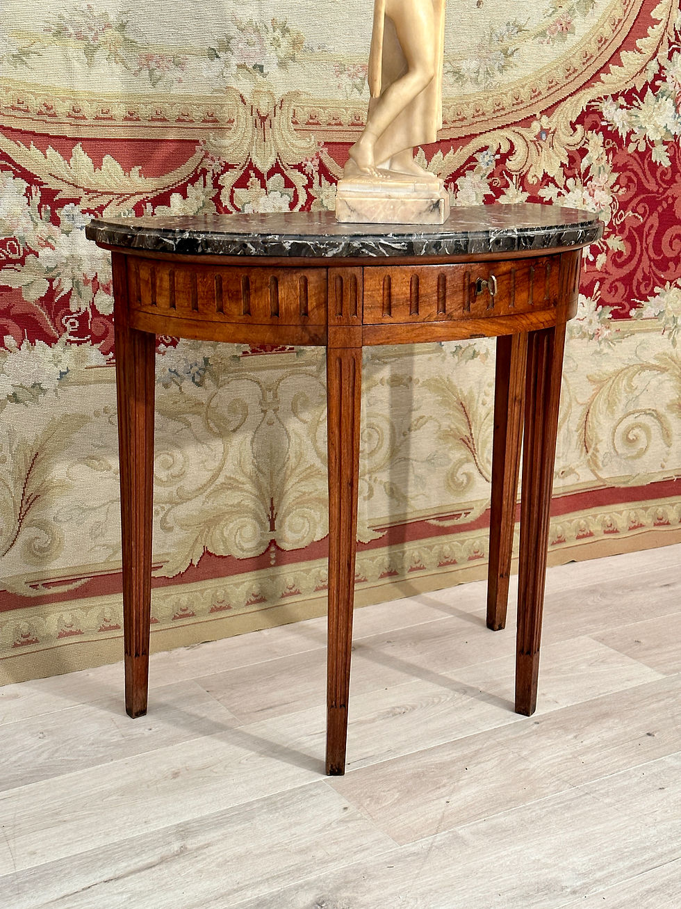 縮圖：Petite Console Demi Lune En Noyer d'Epoque Louis XVI Vers 1770