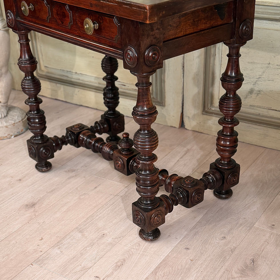 Thumbnail: Console Table en Noyer Sculpté d'Epoque XVIIème Siècle