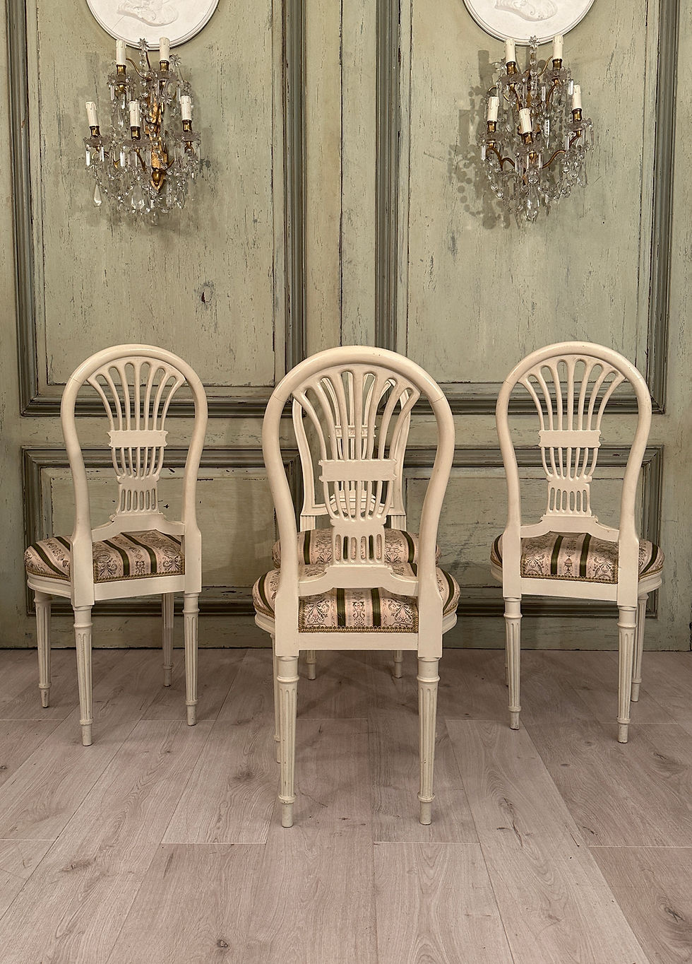 Thumbnail: Ensemble De 4 Chaises En Bois Laqué Dossier Lyre De Style Louis XVI