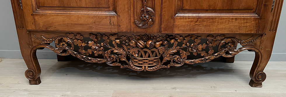 Thumbnail: Exceptionnelle Armoire Provencale De Mariage Nîmes Noyer XVIIIème