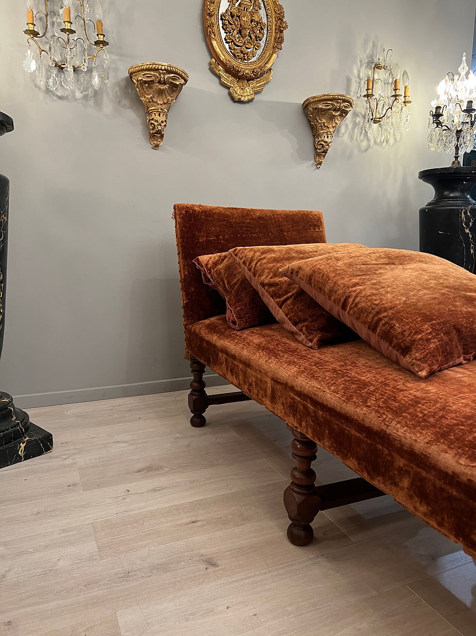 Thumbnail: Importante Banquette De Chateau En Noyer Epoque Louis XIII XVIIeme