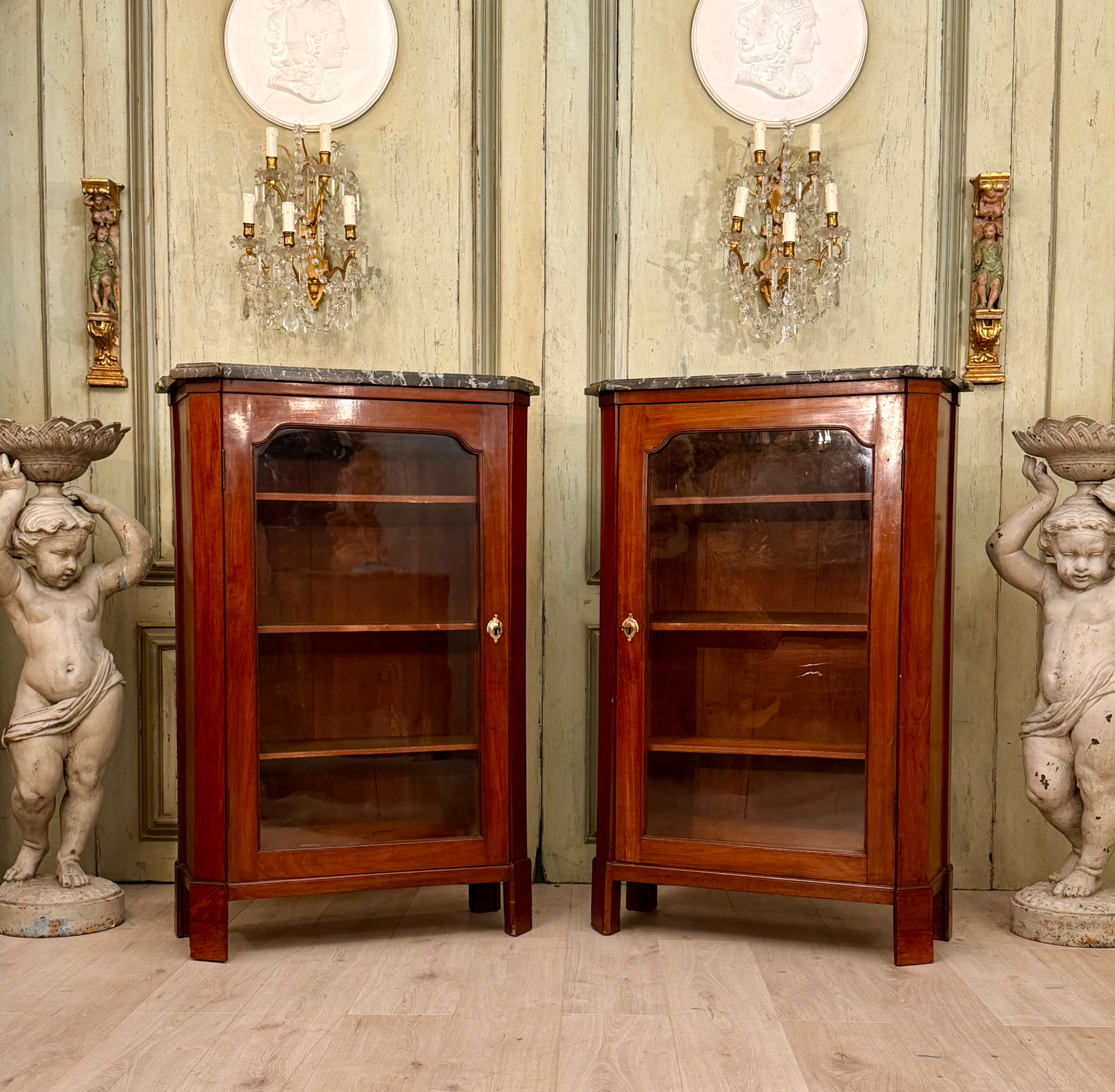 Paire de Vitrines en Acajou d'Epoque Louis XVI, Vers 1780