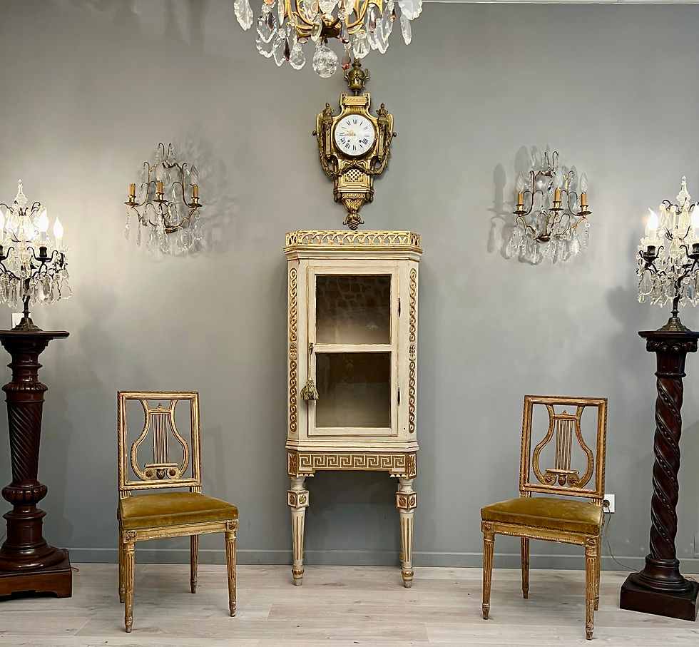 Vitrine En Bois Laqué Et Doré d'Epoque Louis XVI Vers 1780