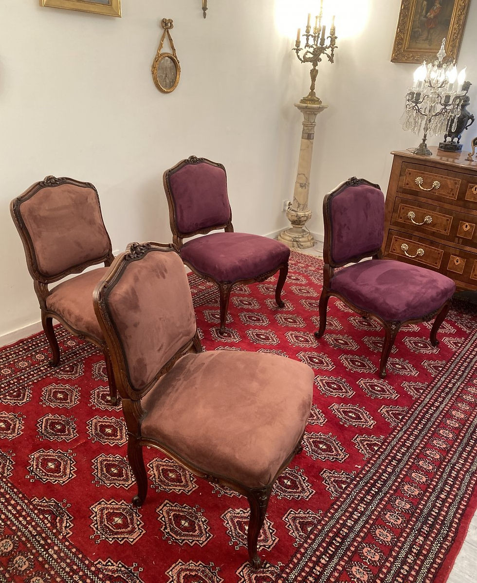 Miniatura: Suite De 4 Larges Chaises En Noyer Sculpte Epoque Louis XV Vers 1730