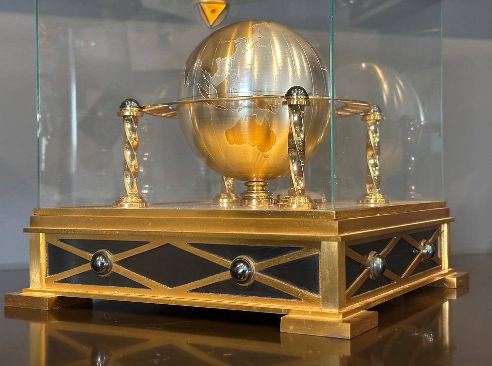 Миниатюра: Hour Lavigne, Pendulette De Table Globe Terrestre En Bronze