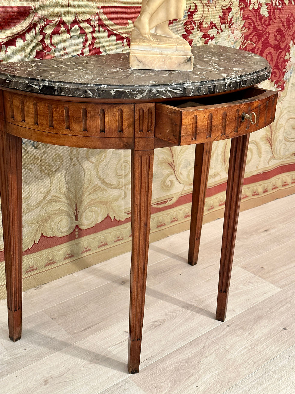 縮圖：Petite Console Demi Lune En Noyer d'Epoque Louis XVI Vers 1770