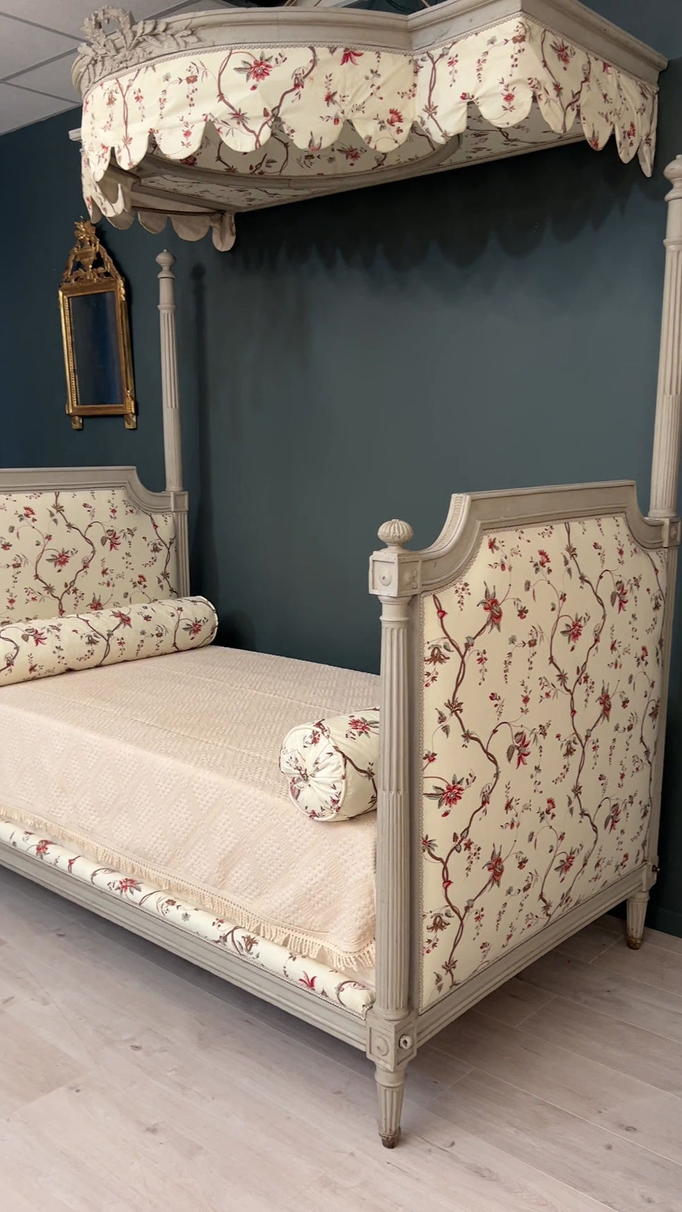Thumbnail: Lit A Baldaquin Dit En Chaire A Prêcher d'Epoque Louis XVI Vers 1770