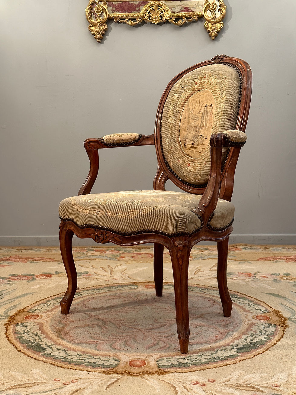 縮圖：Fauteuil Cabriolet A Dossier Medaillon d'Epoque Louis XV Vers 1750