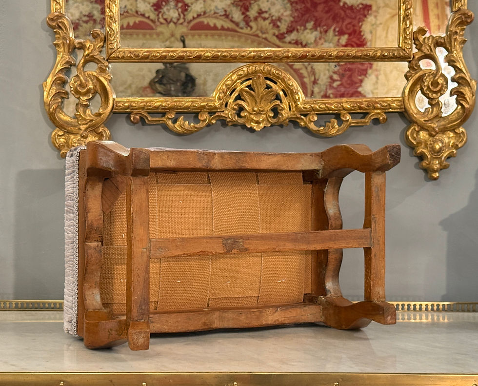 Thumbnail: Repose Pieds en Noyer d'Epoque Louis XV, Vers 1750