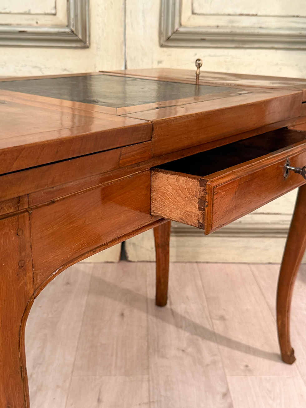 Thumbnail: Table Liseuse A Combinaisons d'Epoque Louis XV Vers 1750