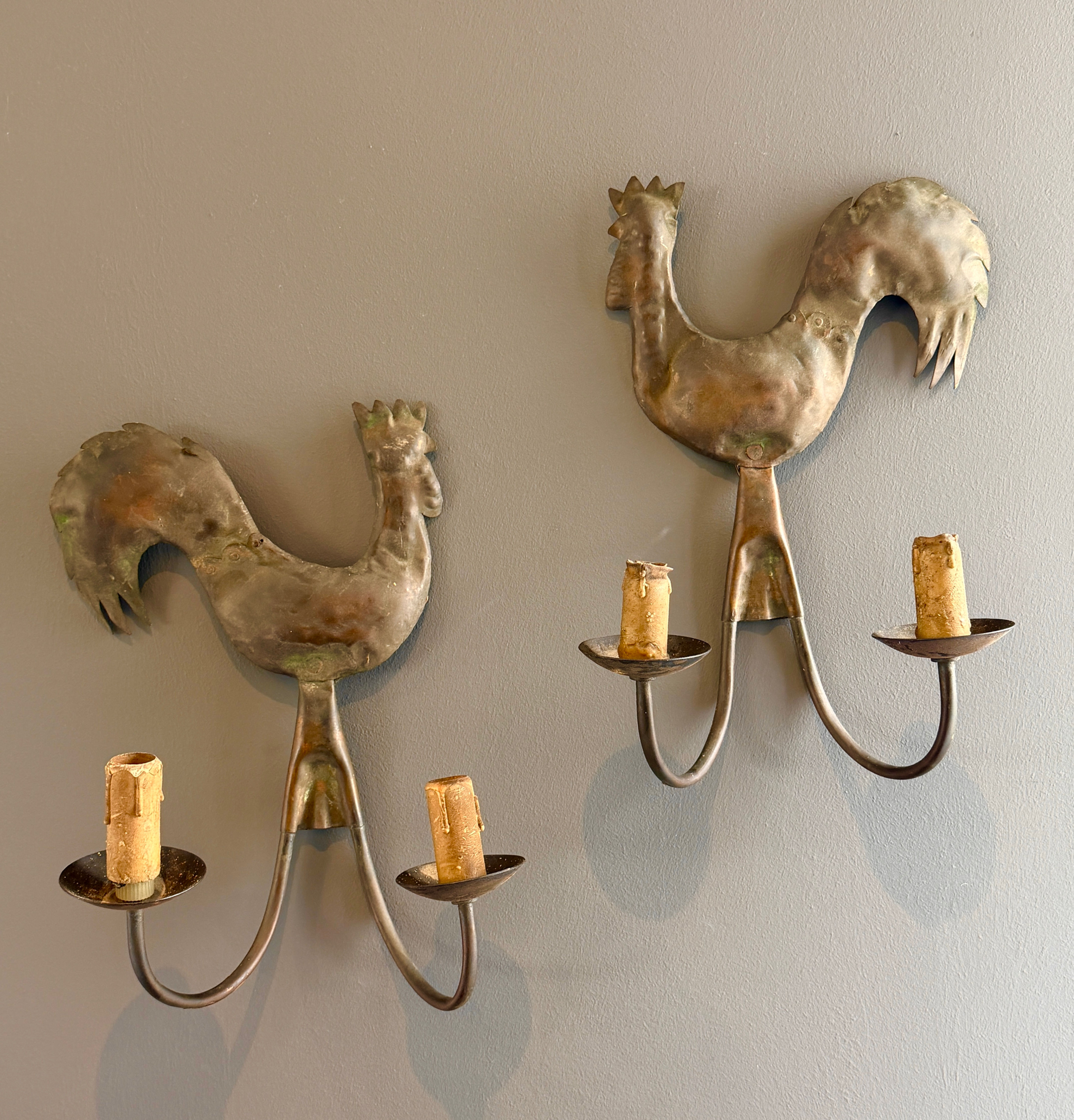 Cerenne Vallauris, Paire d'Appliques au Coq en Laiton Martelé Vers 1950