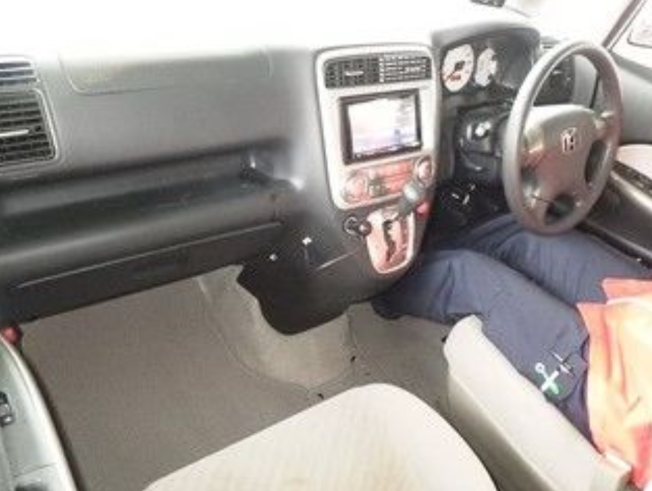 Миниатюра: HONDA STREAM RN1
