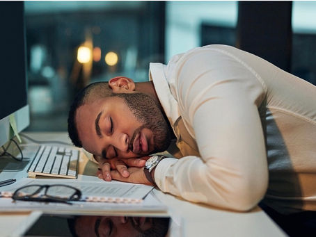 You finish lunch or dinner and suddenly feel like you could take a nap. Your energy drops, your concentration disappears, and getting through the rest of the day feels harder than it should. Sound familiar?