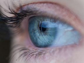 un occhio che osserva