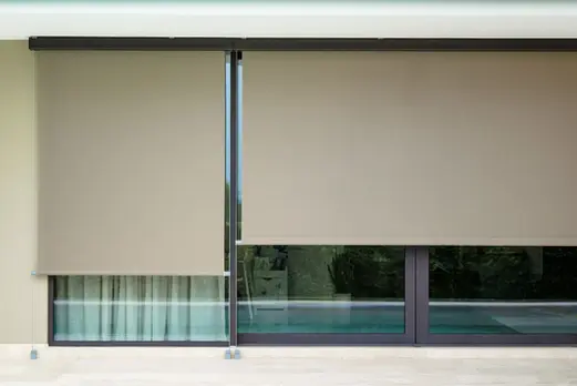 Vertikale Senkrechtmarkise T-Square, offene Tuchrolle mit seitlicher Kabelführung aus Edelstahl, Sonnenschutz für Fenster und Balkone.