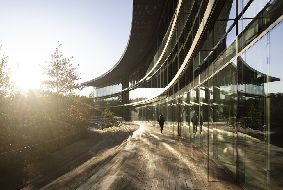 The terrace at Oeconomicum Düsseldorf designed by Christoph Ingenhoven,  modern space for relaxation and social interaction.